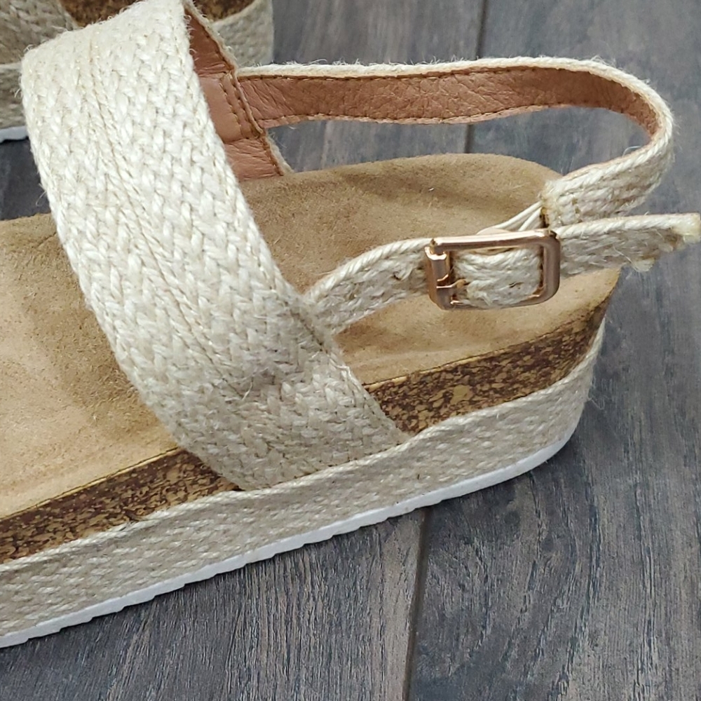 NEW LISTING ONLY 3 SIZES LEFT Platform Sandals NWT - Picture 3 of 11